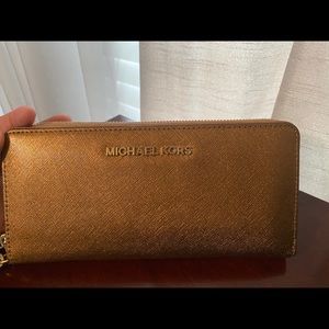 Beautiful 🤩 gold Michael Kors Wallet